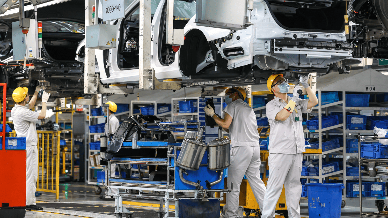 員工正在東風日產乘用車公司襄陽工廠的Altima轎車裝配線上工作