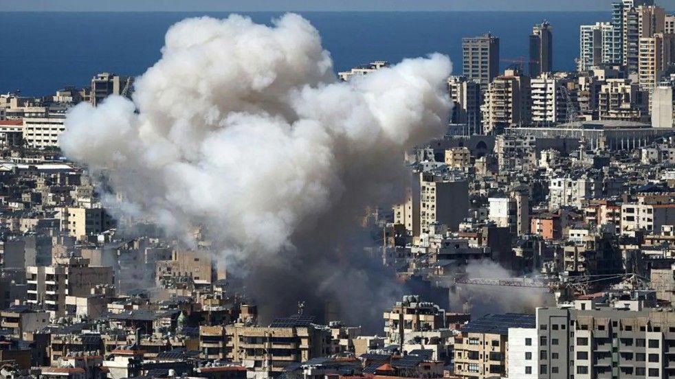 دخان وسط مبان سكنية 