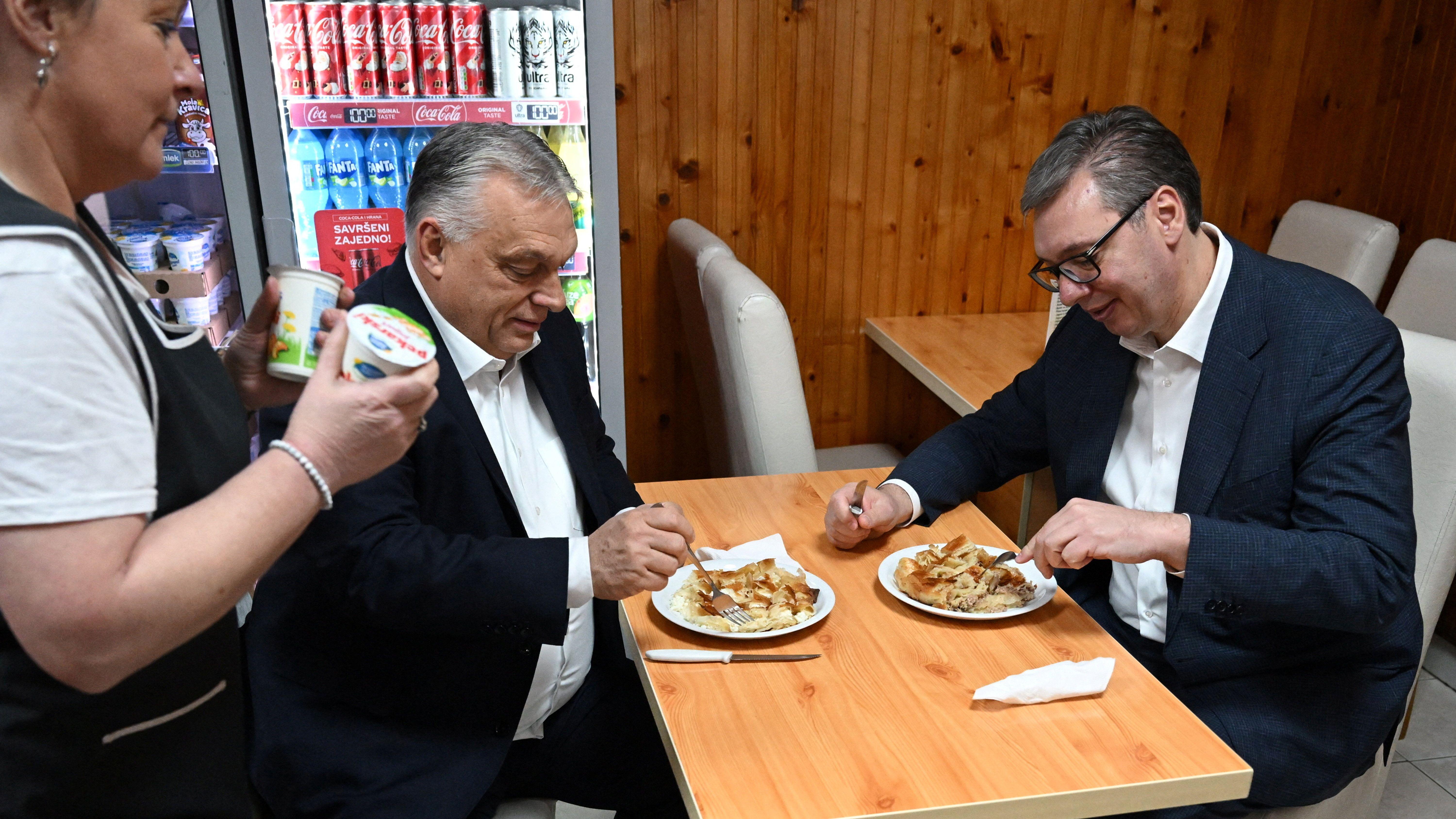Viktor Orban i Aleksandar Vučić jedu burek