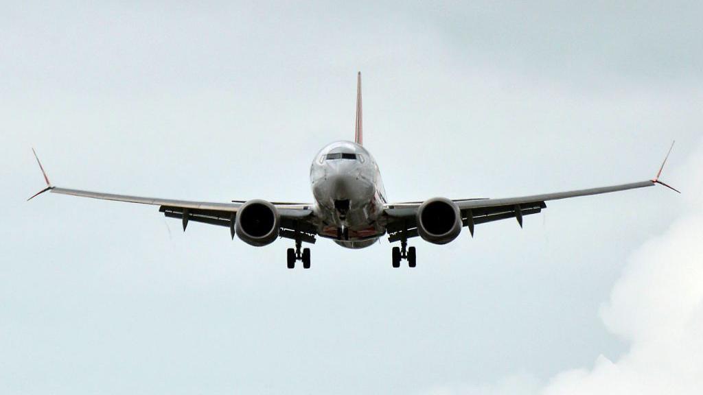 Um avi&atilde;o no c&eacute;u