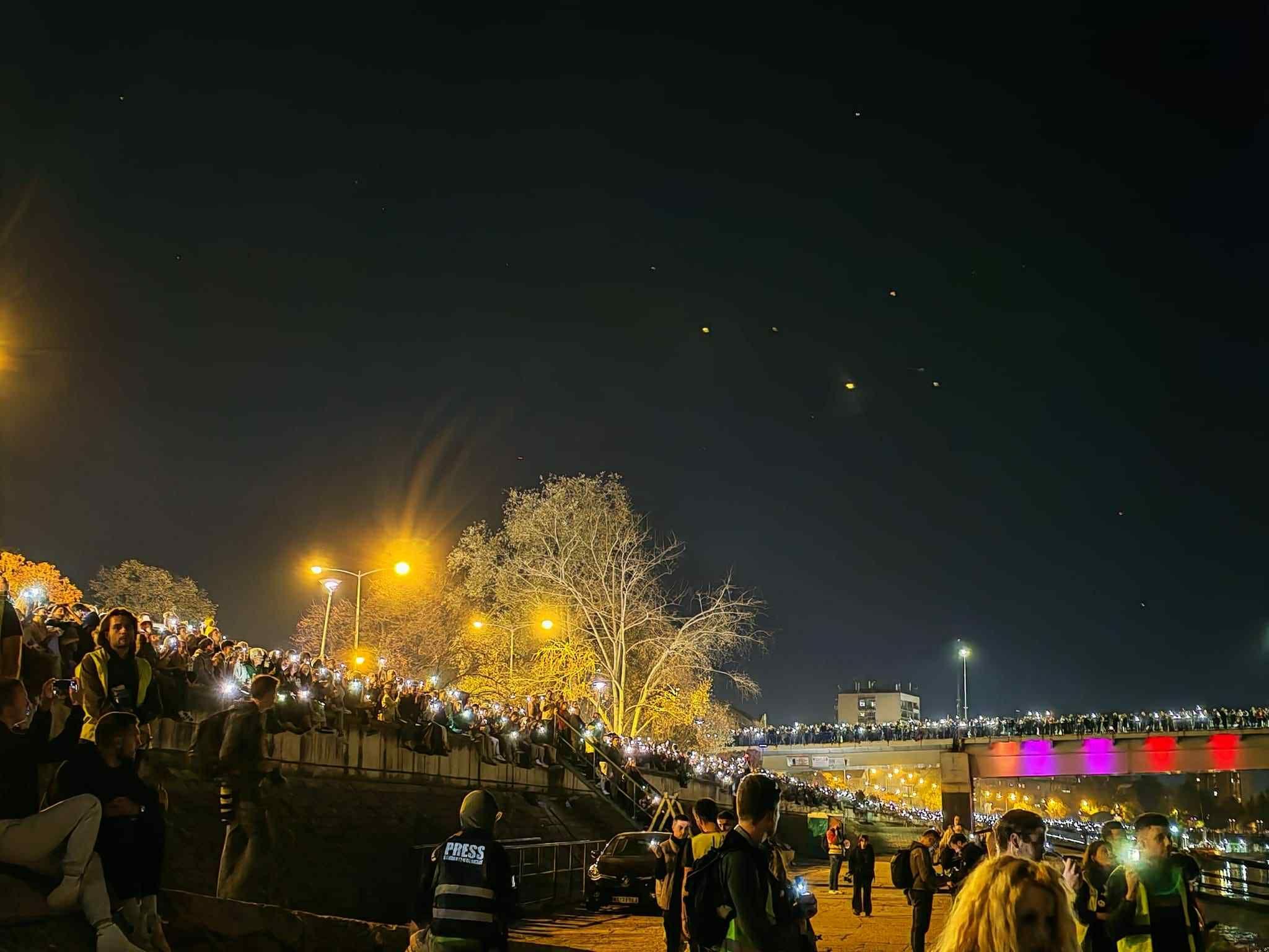 Lampioni sa čamaca na Dunavu za 16 žrtava pada nadstrešnice