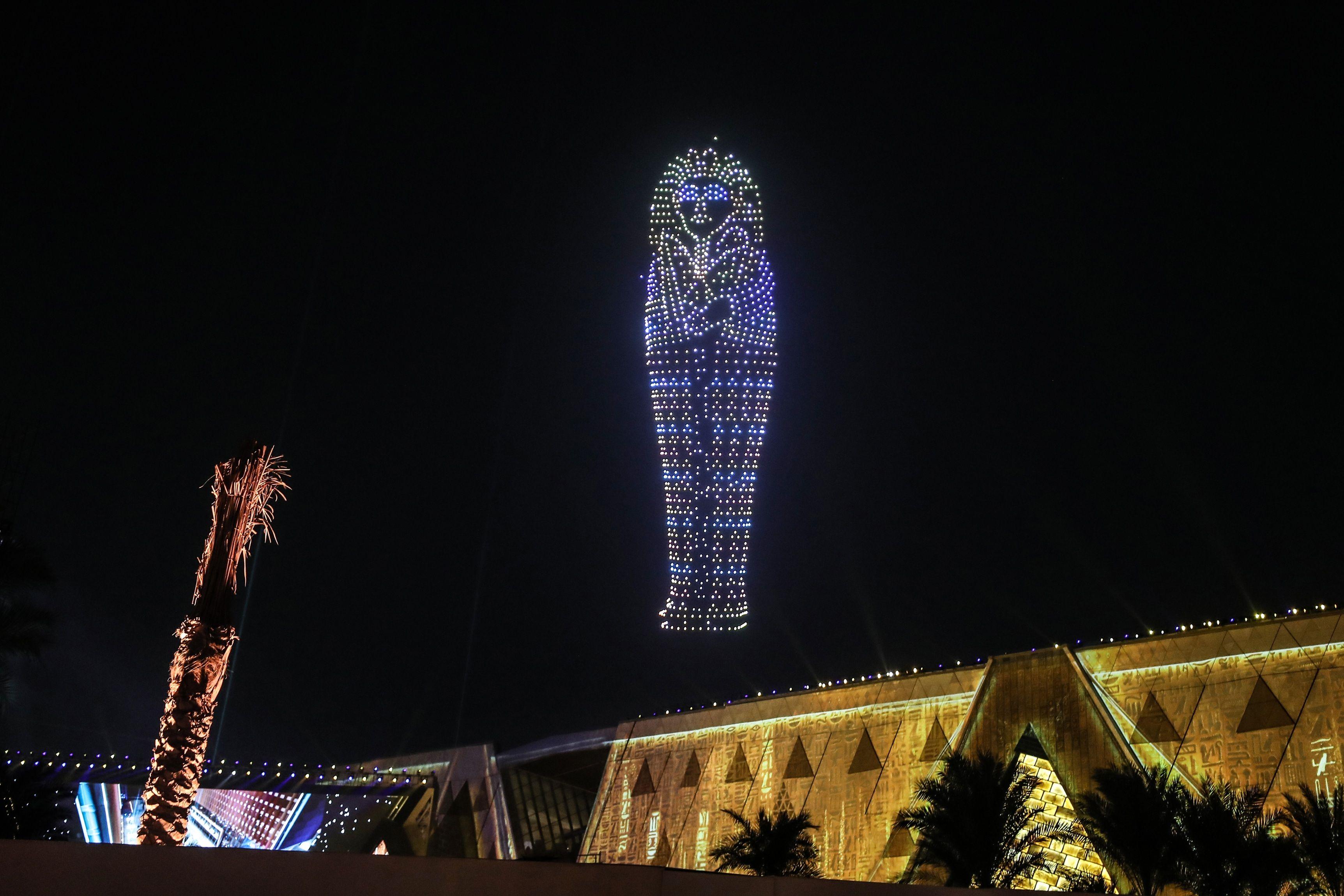 صورة مُشكلة بواسطة طائرات بدون طيار خلال افتتاح المتحف المصري الكبير أكبر متحف في العالم مخصص لحضارة واحدة، في حفل حضره العديد من رؤساء الدول. 