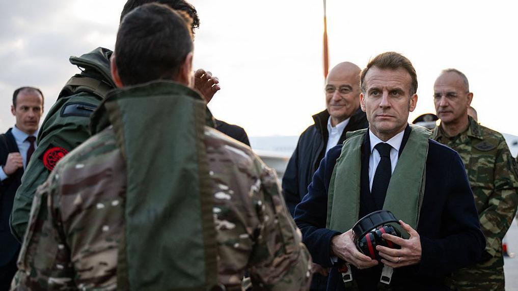 Macron com militares em Chipre