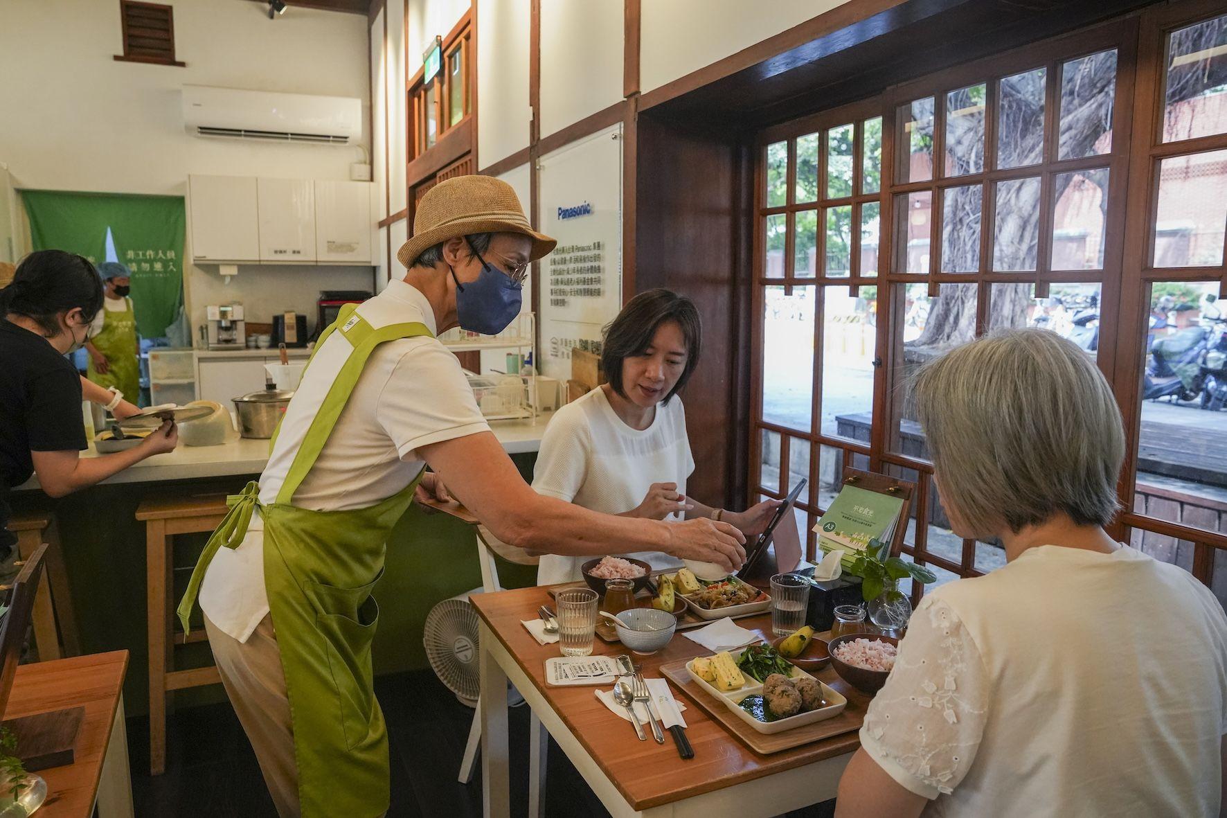 台中一家餐廳聘請老人員工