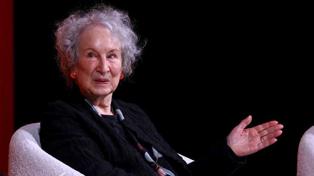Margaret Atwood, sentada y con ropa negra.