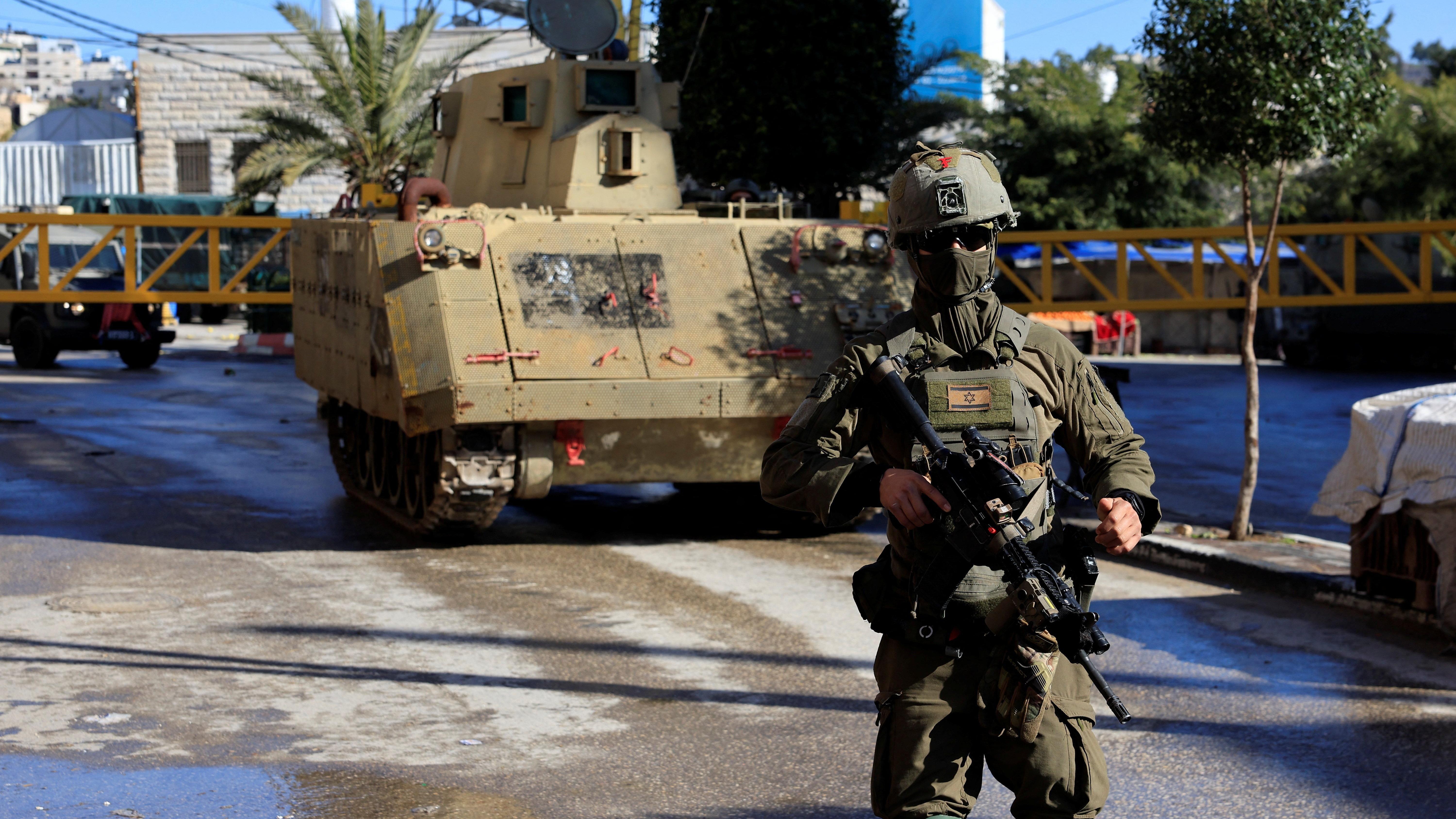 الجيش الإسرائيلي يواصل لليوم الثالث عمليته العسكرية في مدينة الخليل جنوبي الضفة الغربية 