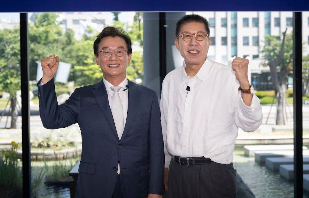 전재수 더불어민주당 부산시장 후보와 박형준 국민의힘 부산시장 후보가 18일 오전 부산 남구 국립부경대학교 대연캠퍼스 동원장보고관에서 열린 국제신문 주최 부산시장 후보 초청 토론회에 앞서 기념촬영을 하고 있다.