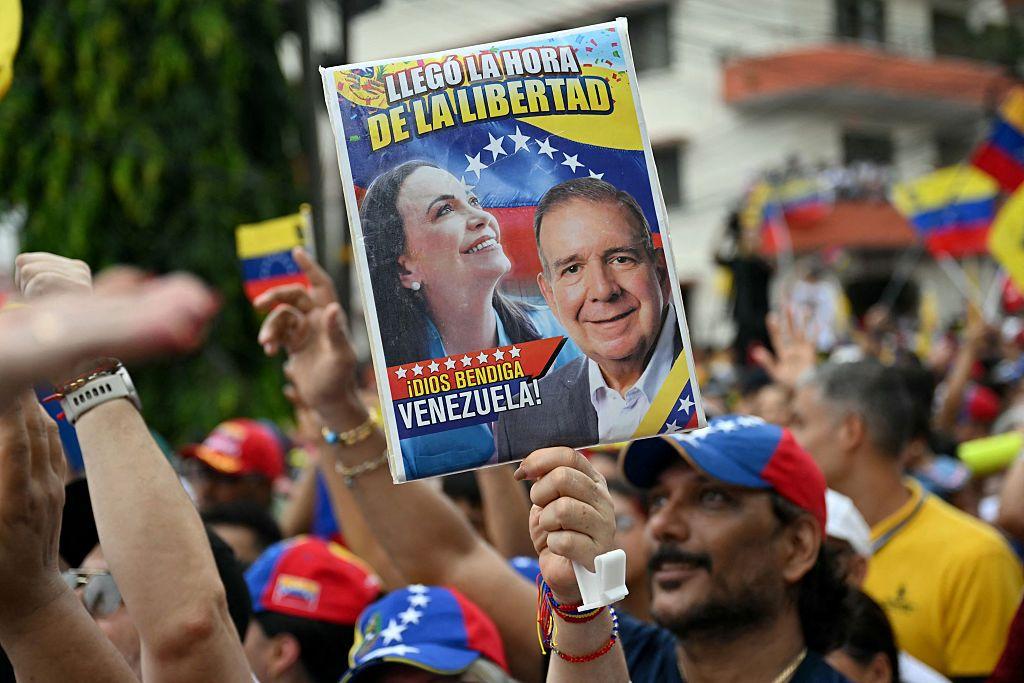 Una pancarta con la imagen de la líder de la oposición venezolana, María Corina Machado, y del excandidato presidencial Edmundo González, se exhibe antes de un mitin con miembros de la diáspora venezolana en Ciudad de Panamá el 23 de mayo de 2026.