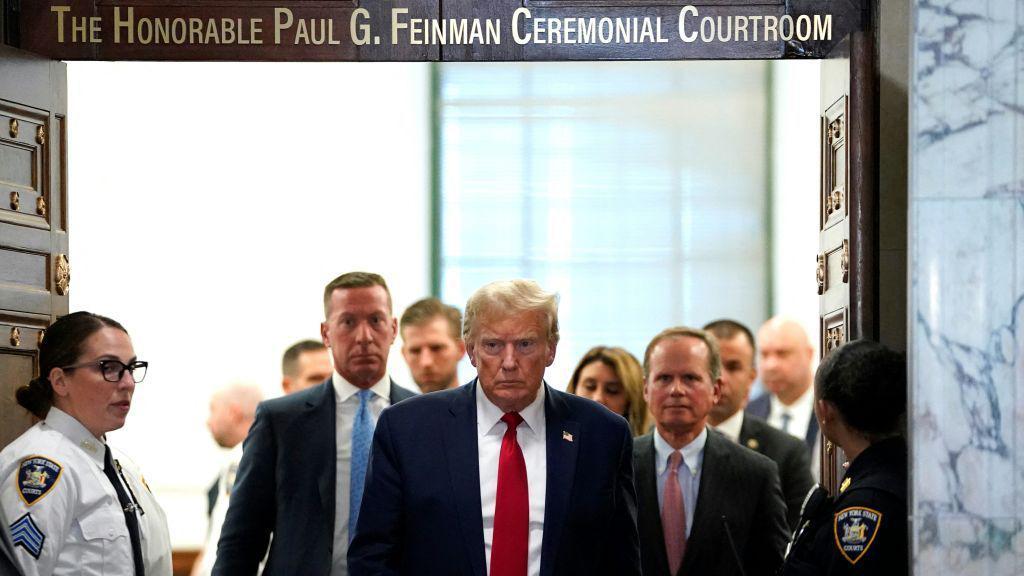 Donald Trump sai durante um intervalo do julgamento sobre fraude civil contra a Organização Trump, na Suprema Corte do Estado de Nova York