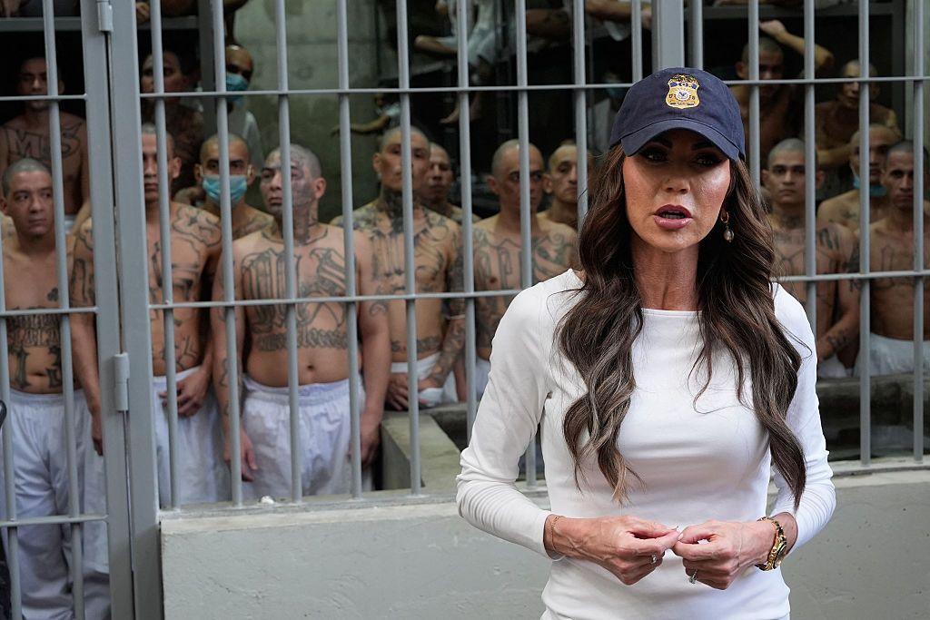 Kristi Noem dentro de la mega cárcel de El Salvador.