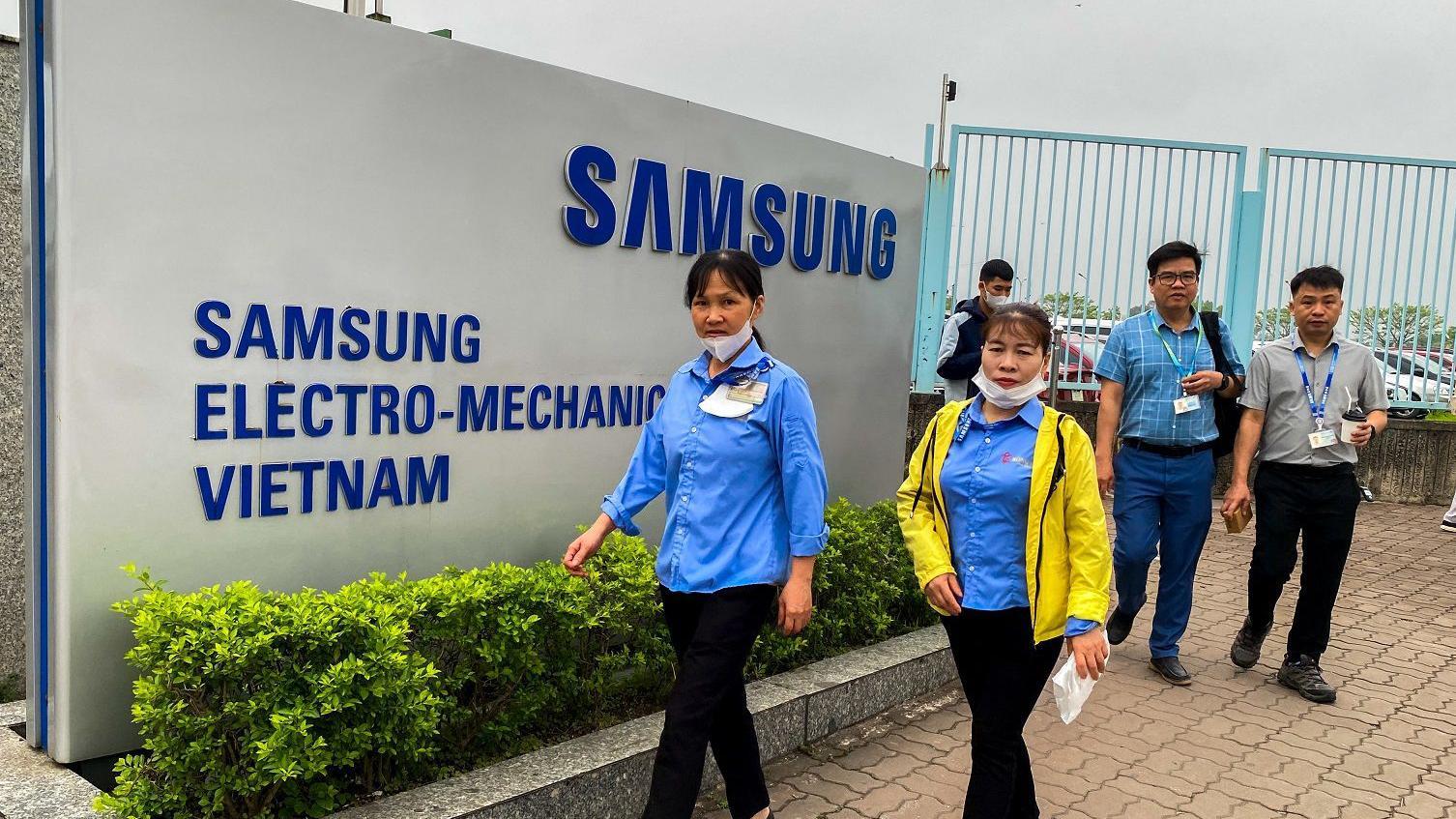 Warga melintas di depan gerbang pabrik Samsung Electro-Mechanics, menyusul pemberlakuan tarif 46 persen oleh Presiden AS Donald Trump terhadap Vietnam, di provinsi Thai Nguyen, Vietnam, 9 April 2025.