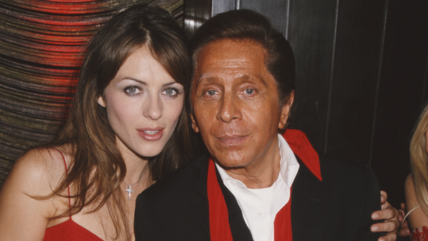 A modelo e atriz inglesa Elizabeth Hurley com o estilista italiano Valentino Garavani no restaurante Four Seasons, em Nova Iorque, por volta de 1997.