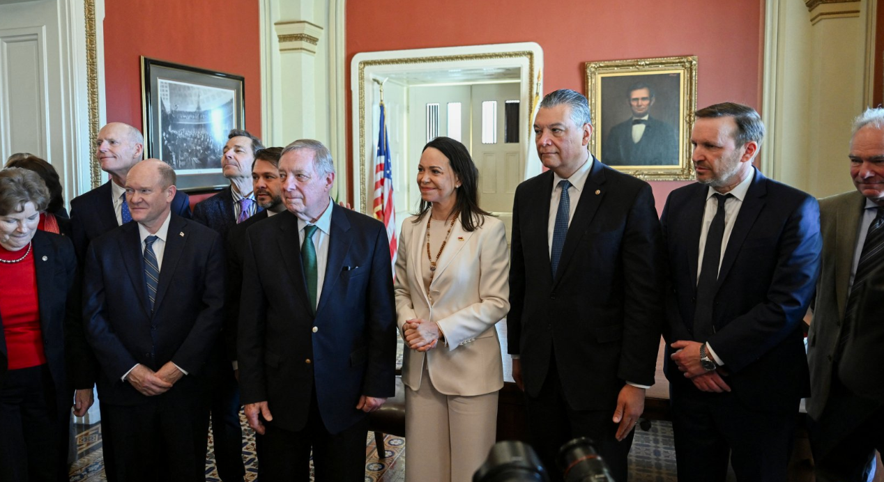 María Corina Machado y un grupo de senadores posan para una foto en el Capitolio