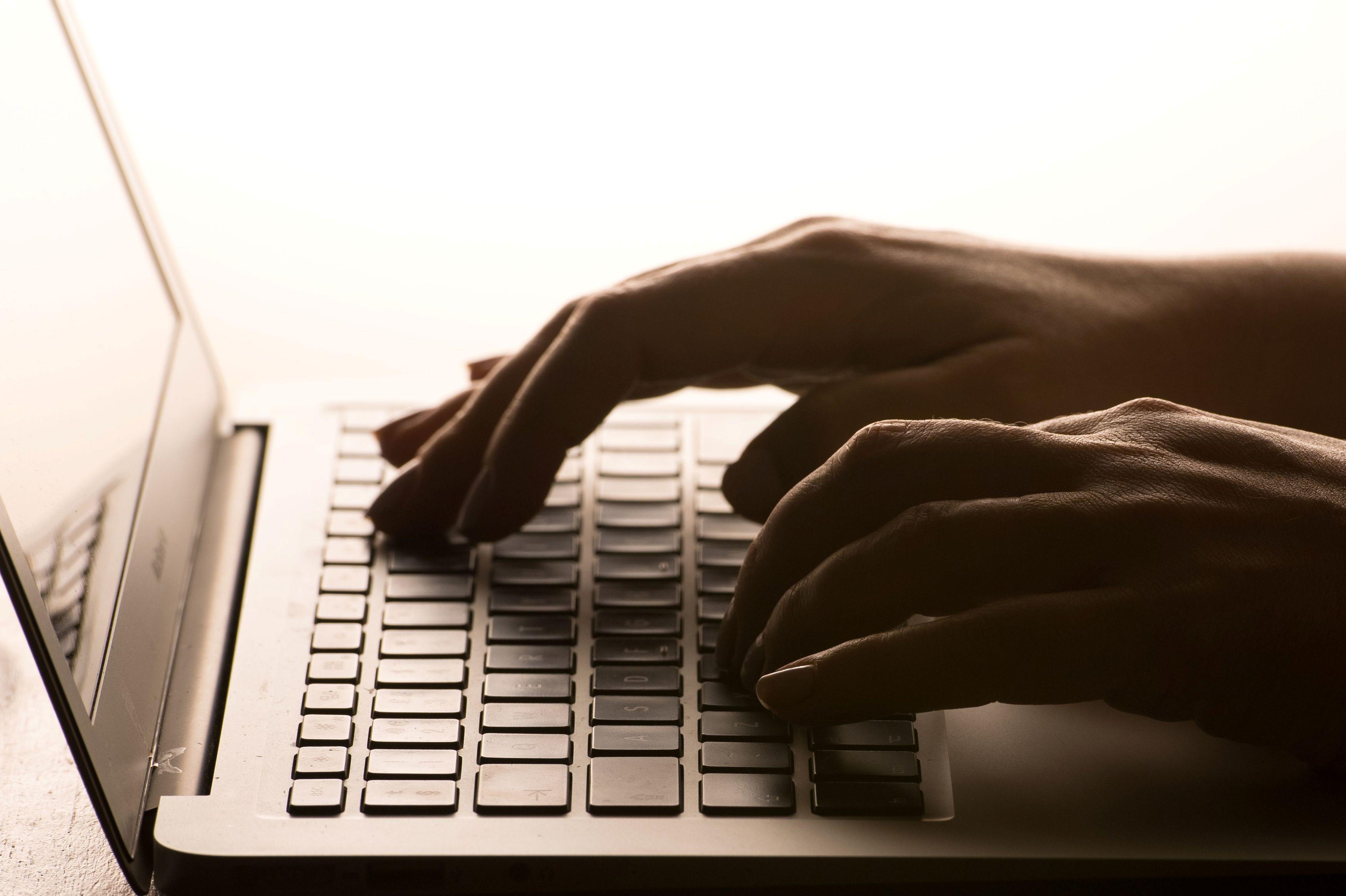 تتصاعد المخاوف من أن يؤدي الذكاء الاصطناعي إلى تقليص فرص العمل، لكن بيانات البطالة والأجور في الولايات المتحدة لا تؤكد حتى الآن سيناريو فقدان واسع للوظائف.