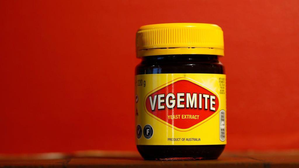 Žuta tegla na kojoj je na engleskom ispisano Vegemite 