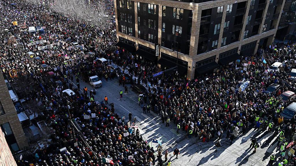 grupos de manifestantes en mineápolis 