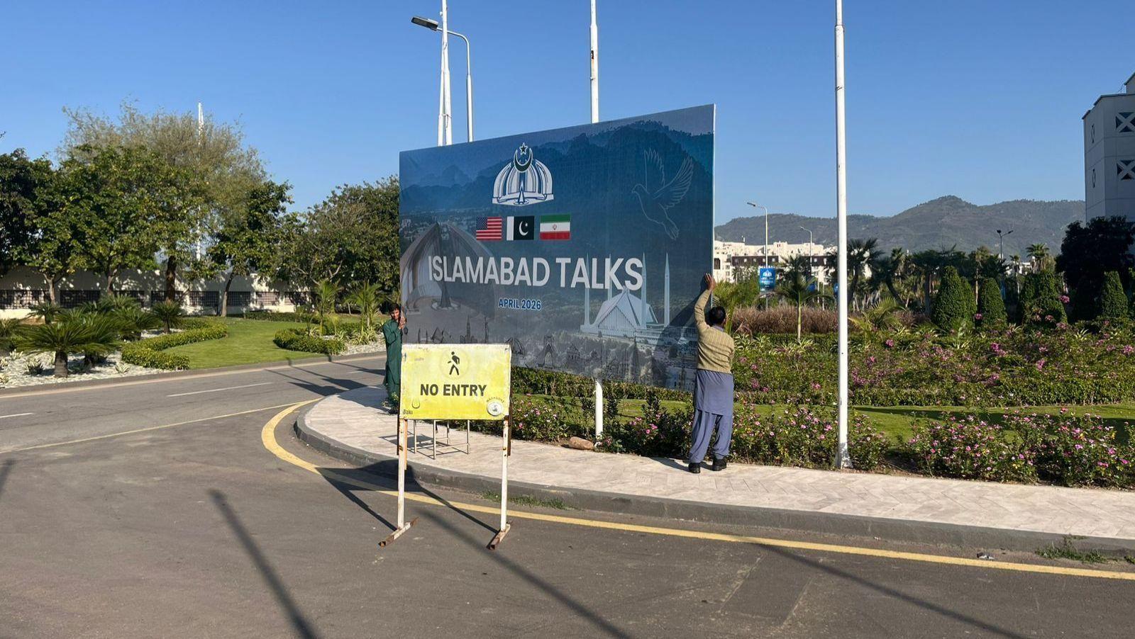 伊斯蘭堡美伊峰會會場外巴基斯坦人員拆除佈景板（BBC記者凱莉·戴維斯Carrie Davies攝 12/4/2026）