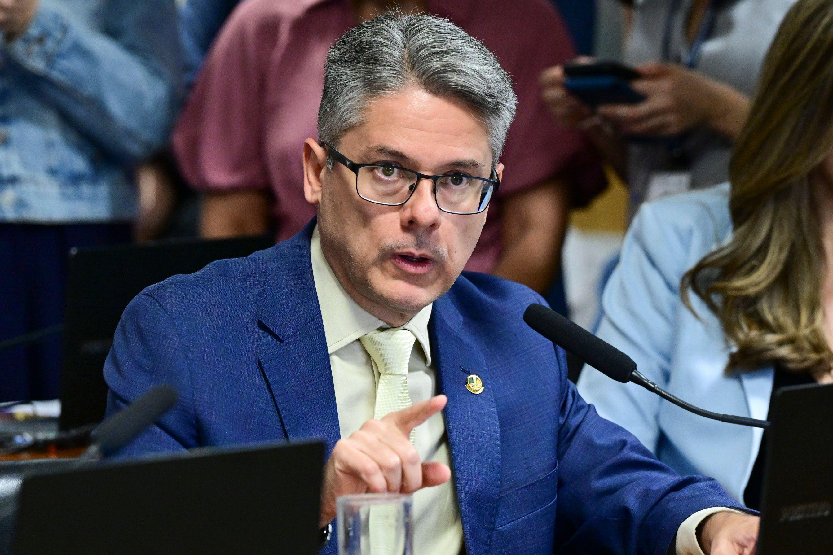 Alessandro Vieira, de paletó sentado e falando em microfone em plenário no Congresso