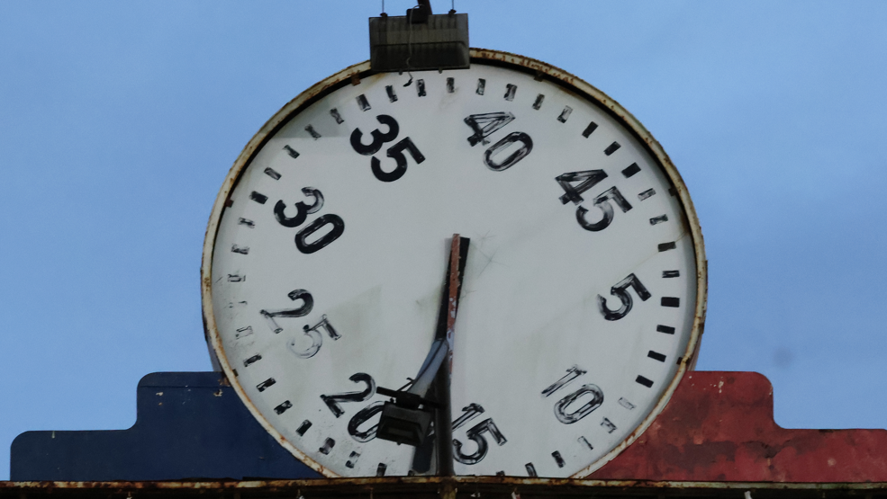 El reloj del Estadio Óscar Alberto Quiteño, el Quiteño, donde el sábado 11 de octubre de 2025 los locales del FAS se enfrentaron a Municipal Limeño, en Santa Ana, El Salvador.