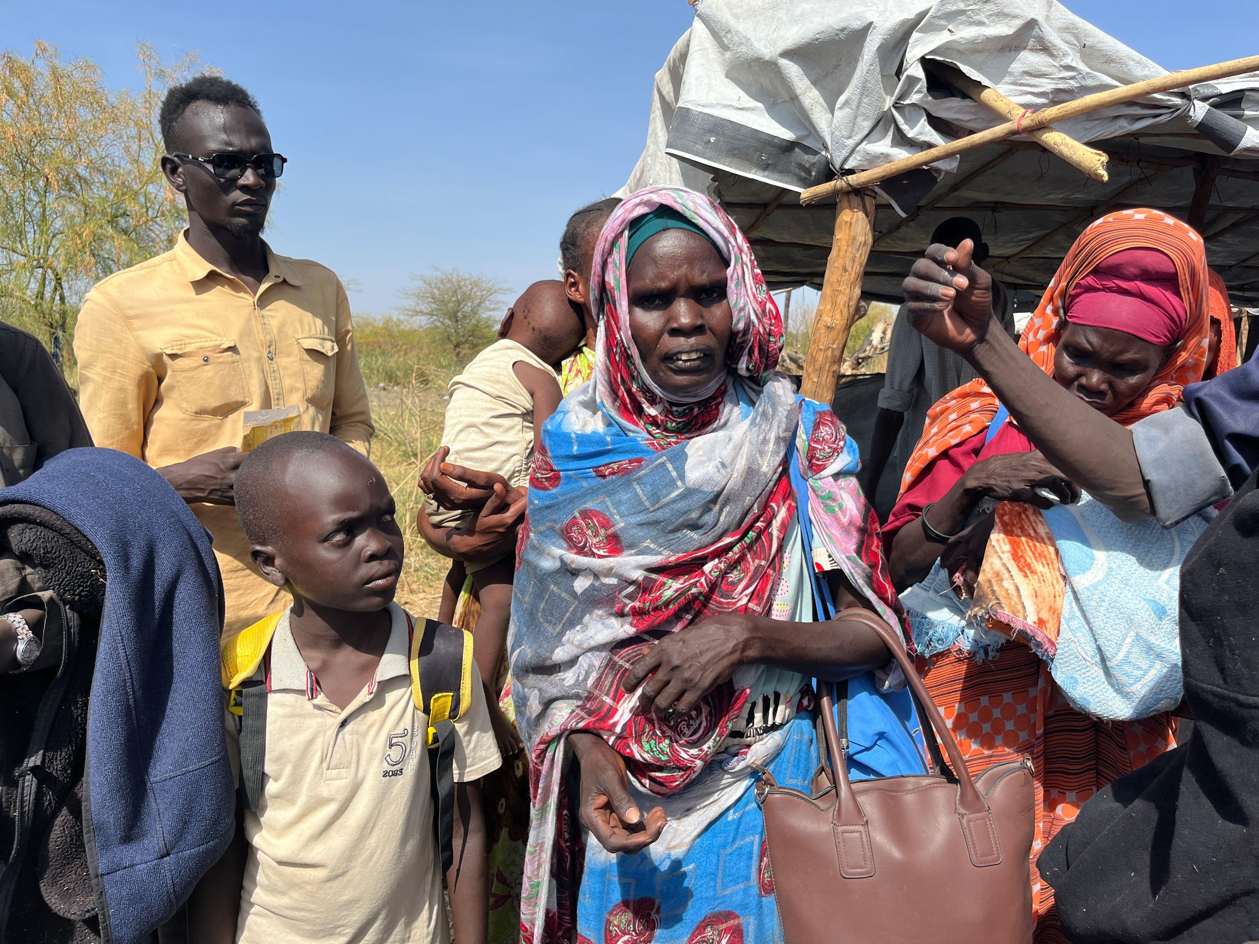 قصة أم سودانية عالقة هي وأطفالها بين صراعين 2 نساء ورجال وأطفال يسيرون في الرنك في جنوب السودان