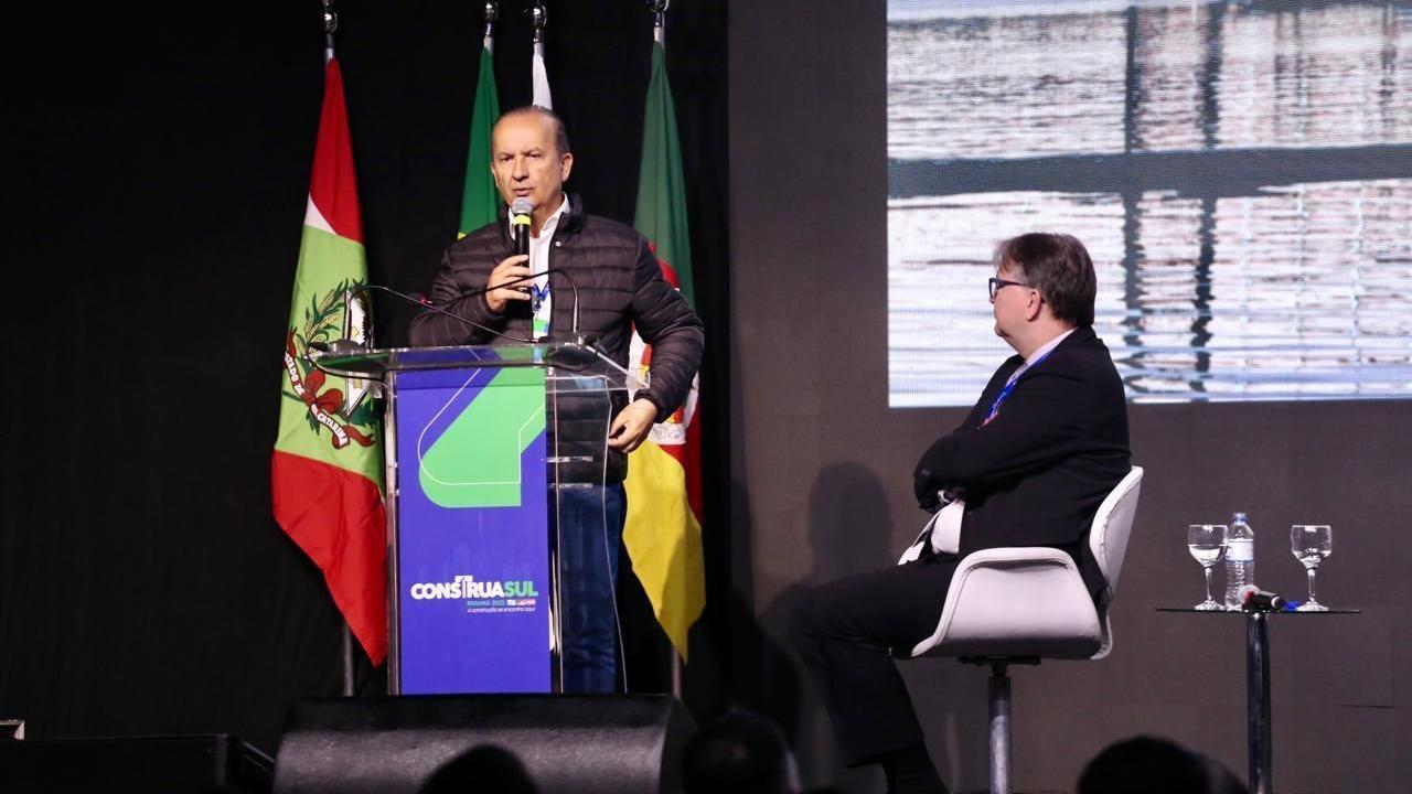 Jorginho Mello em evento em Curitiba 