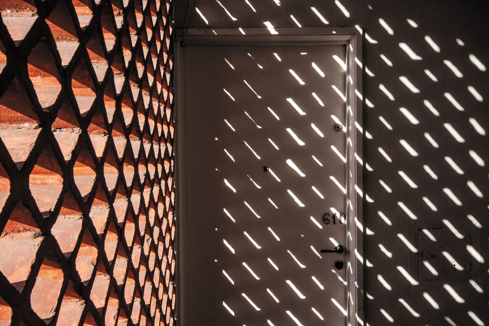 Cobogós em área de circulação de edifício residencial no centro do Recife 