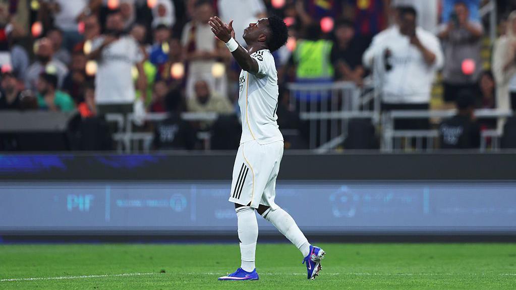 سوء العلاقة مع البرازيلي فينيسيوس جونيور أولى التحديات التي واجهت ألونسو