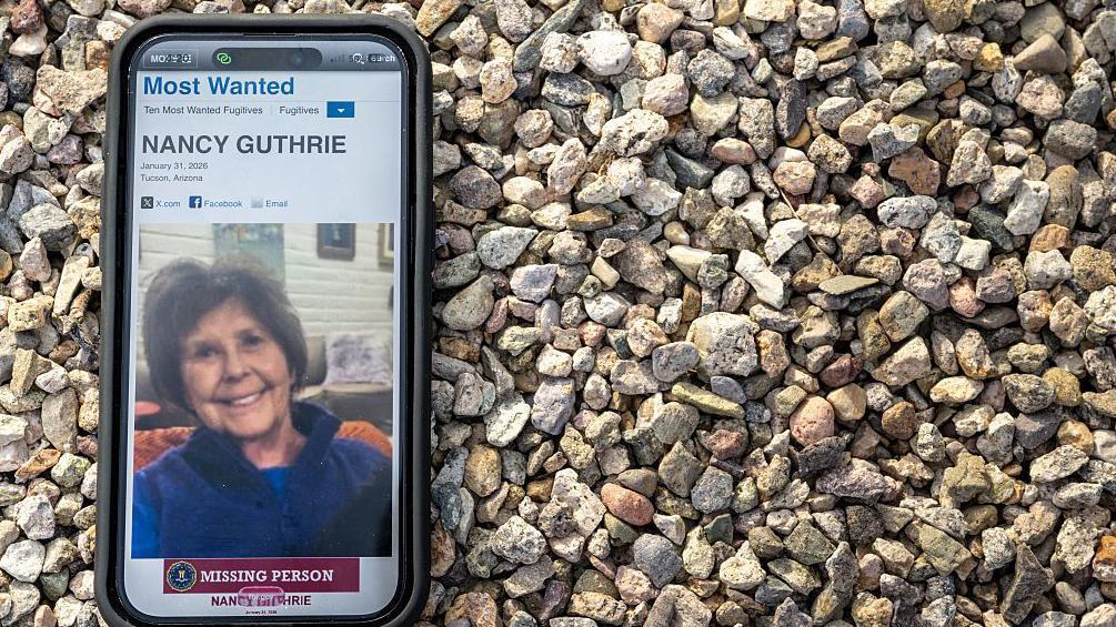 صورة تظهر نانسي غوثري على موقع مكتب التحقيقات الفيدرالي عبر هاتف محمول