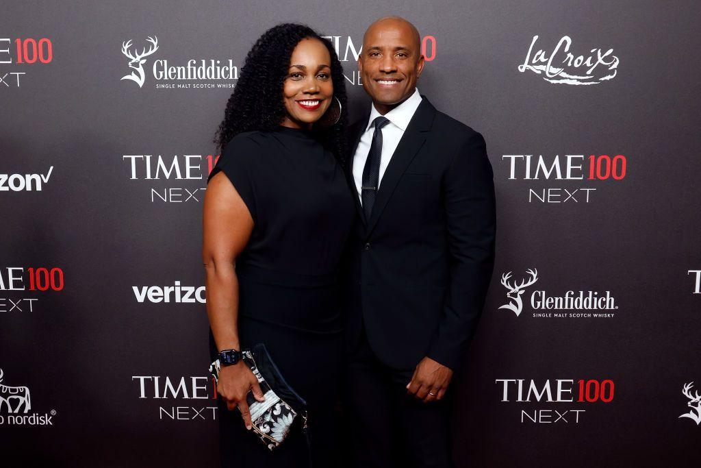 維克多·格洛弗 (Victor Glover) 出席在紐約市舉辦的Time100 Next at Second活動時，身著西裝打著領帶，在紅毯上與一位未透露姓名的女子合照。