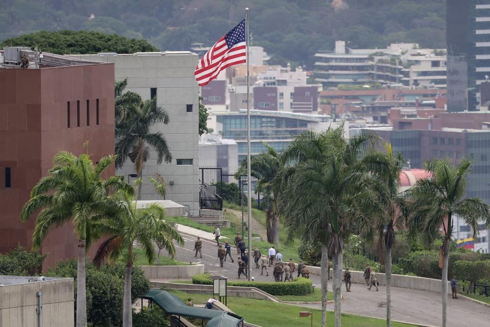 Militares y funcionarios estadounidenses en la explanada de la embajada de EE.UU. en Caracas.