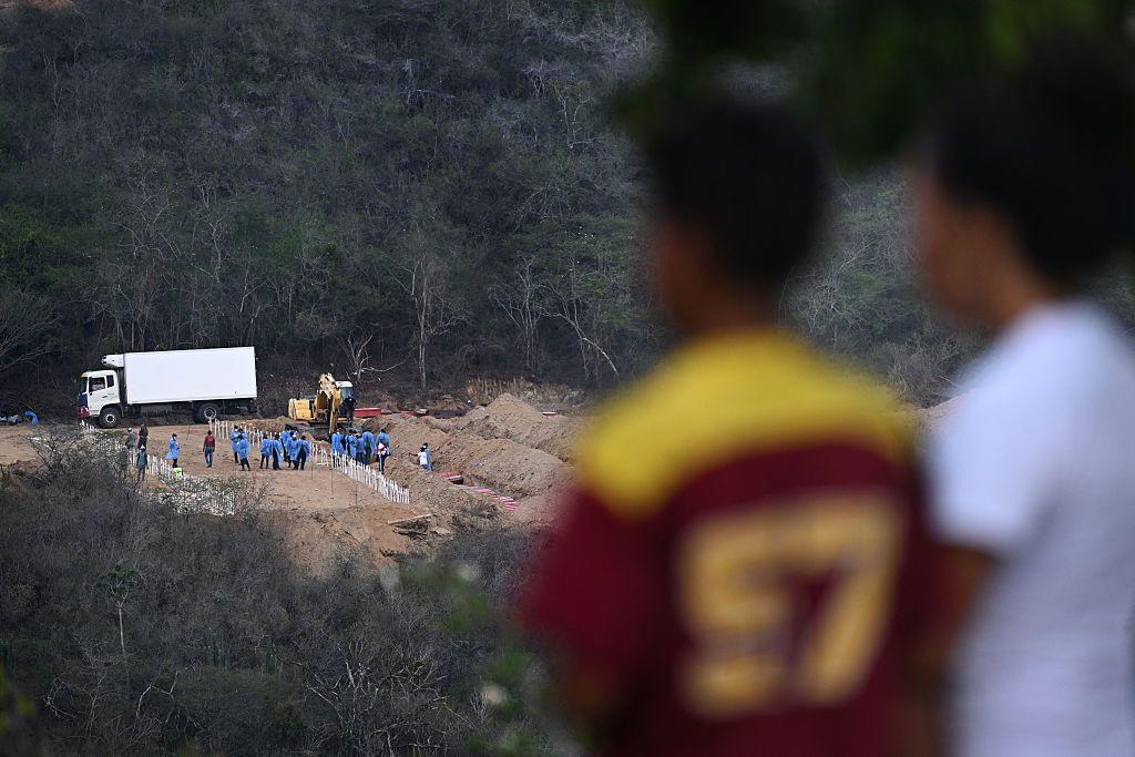 Dos niños observan la disposición de cuerpos en ele cementerio la Esperanza. 