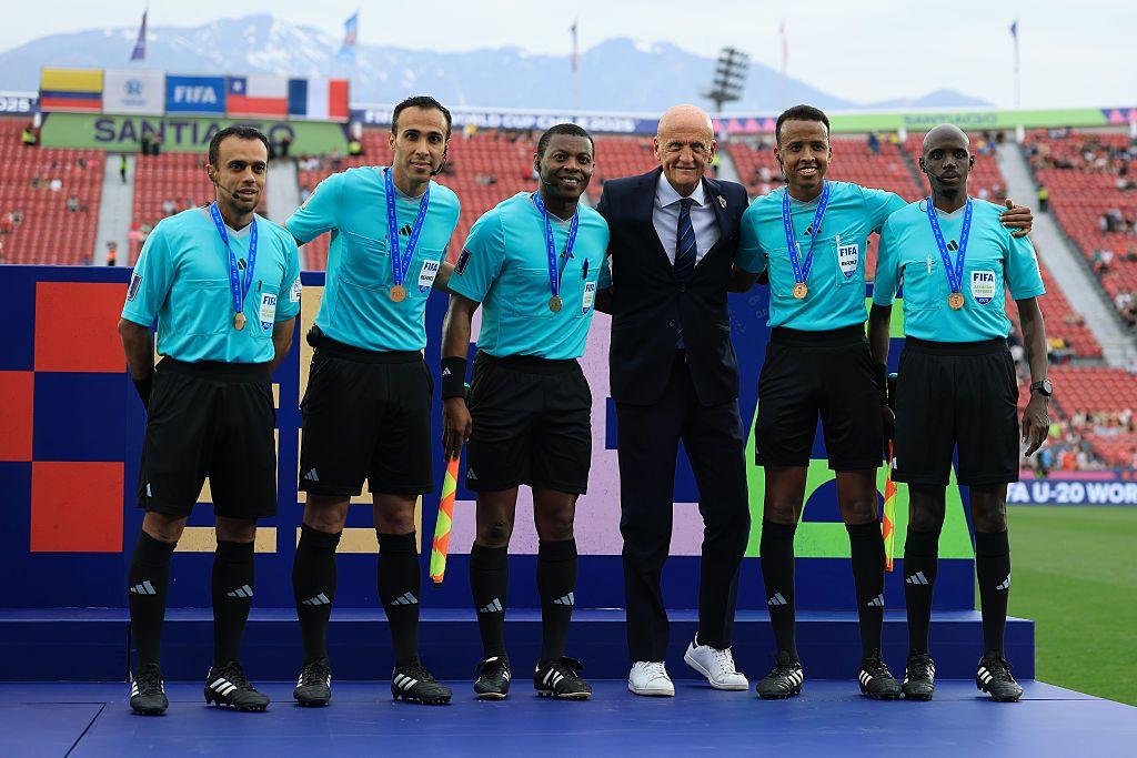 Pierluigi Collina, presidente del comité de árbitros de la FIFA, el árbitro Omar Artan, los árbitros asistentes Gilbert Cheruiyot y Abelmiro Montenegro, el cuarto árbitro Khalid Al Turais y el reserva AR Mohammed Al Abakry posan para una foto durante el partido por el tercer puesto de la Copa Mundial Sub-20 de la FIFA Chile 2025 entre Colombia y Francia en el Estadio Nacional Julio Martínez Prádanos el 18 de octubre,  2025 en Santiago, Chile