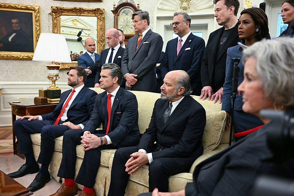 Varios funcionarios  del gabinete de Trump en la Oficina Oval