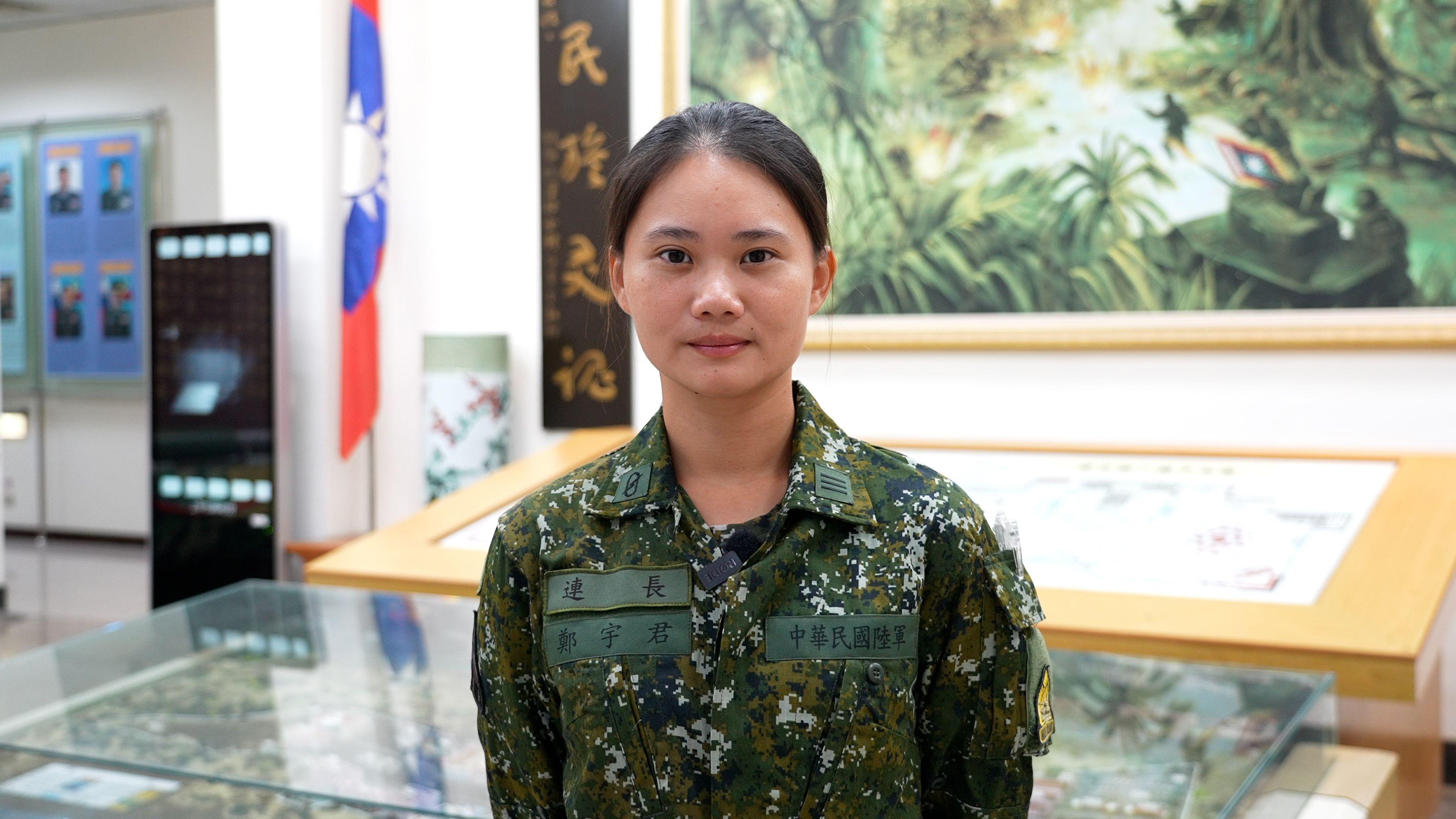 戰車駕駛員鄭宇君在台灣陸軍基地中接受BBC中文專訪。