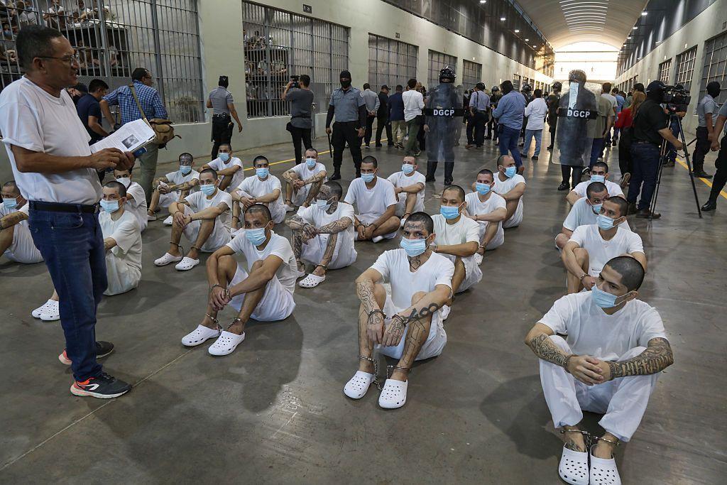 Prisioneros en el Cecot de El Salvador