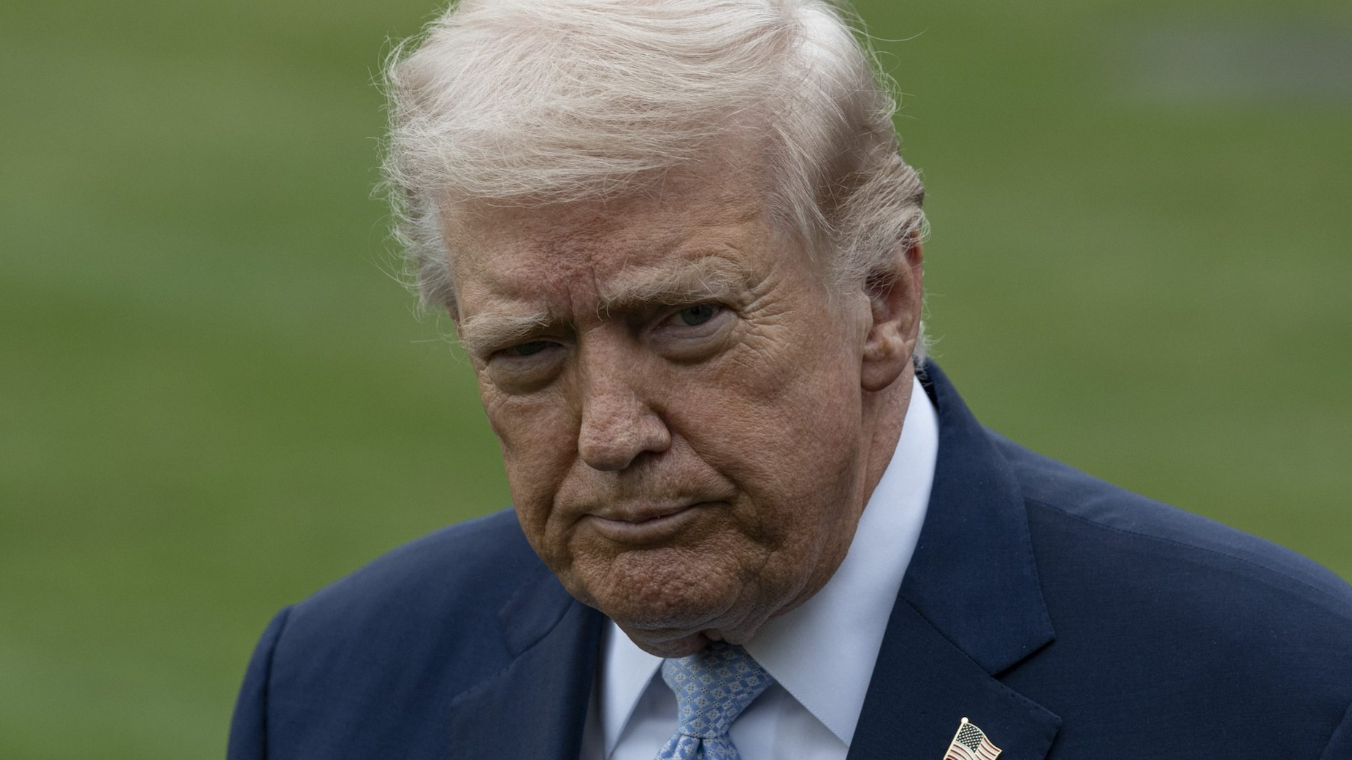 "ترامب في ورطة من صنعه. وهناك مخرج واحد" مقال في التليغراف 