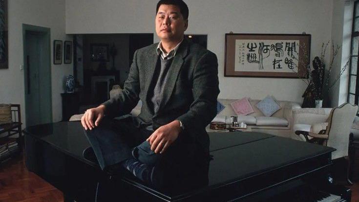 جيمي لاي يجلس فوق بيانو.