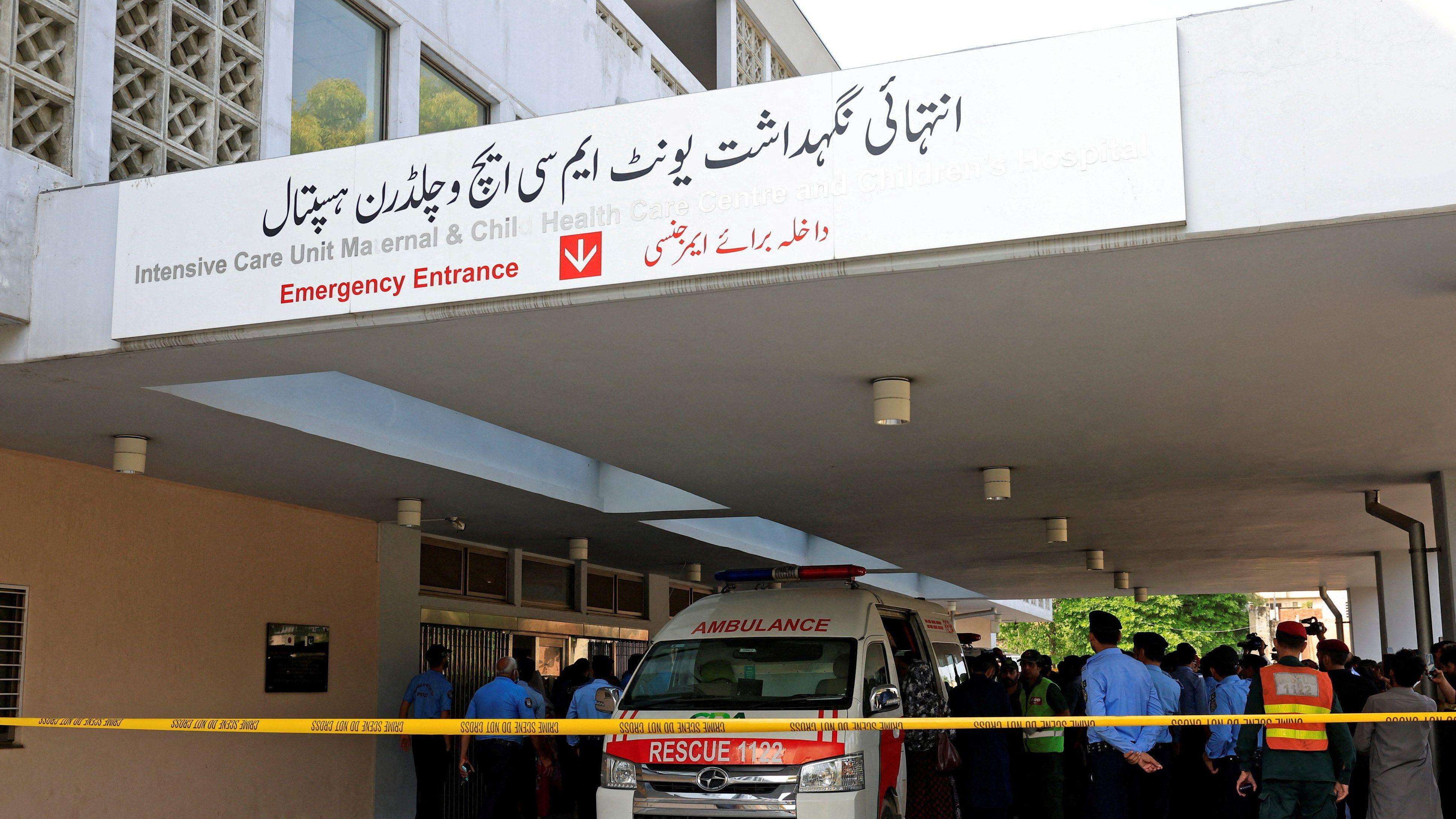 ambulantna kola ispred bolnice u Pakistanu u kojoj je bio požar