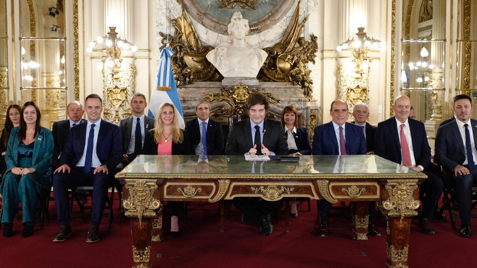 Milei rodeado por su gabinete durante la cadena nacional.
