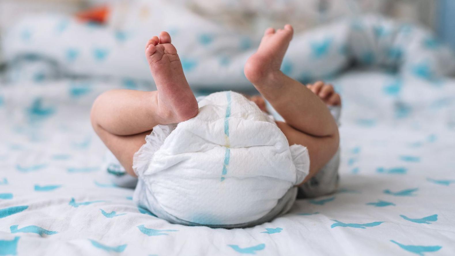 Bebé acostado en la cama