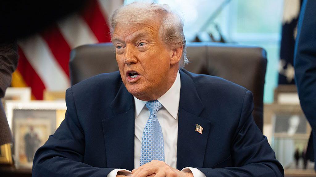 El presidente Donald Trump firmó una ley que libera los denominados archivos Epstein. 