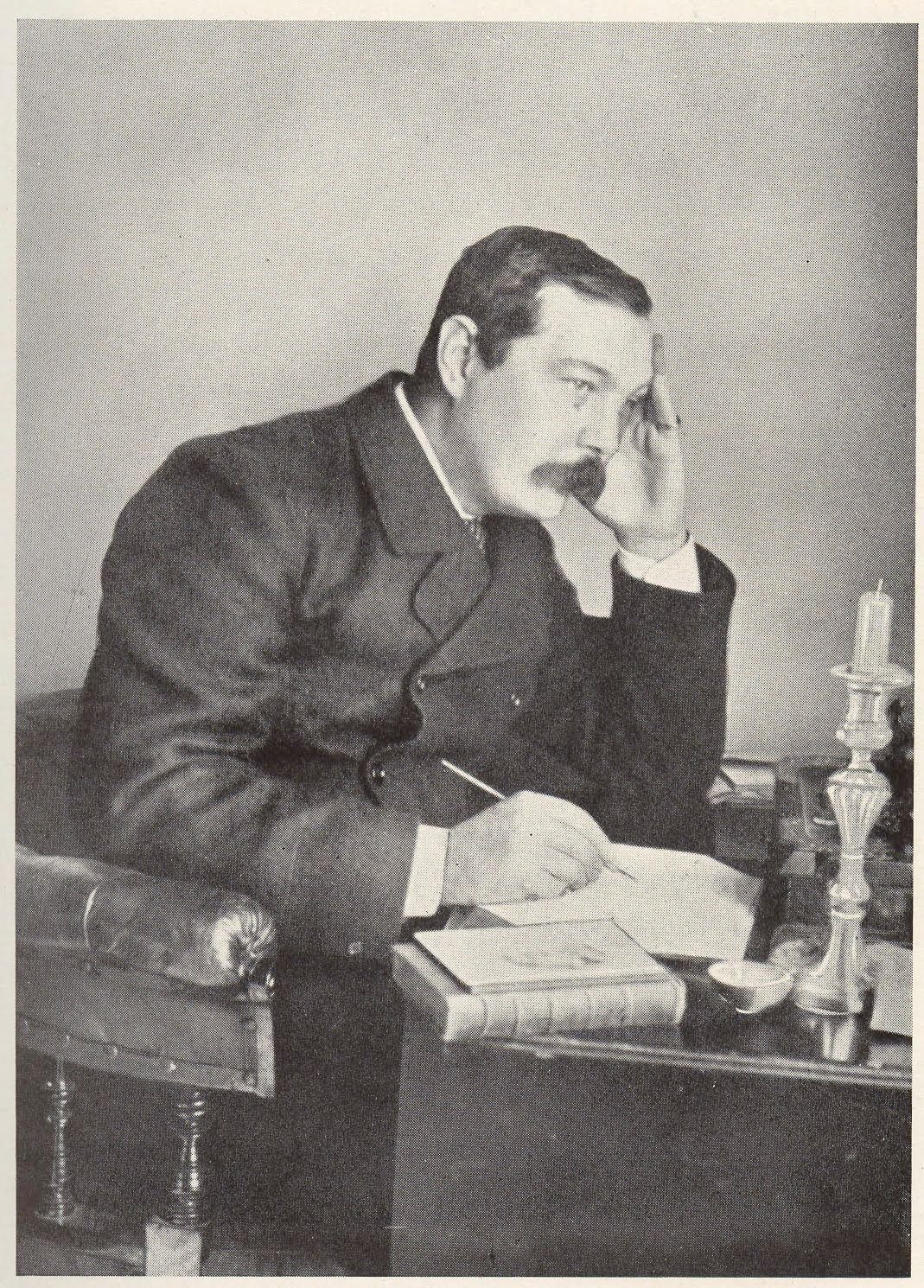 Arthur Doyle escrevendo em um livro