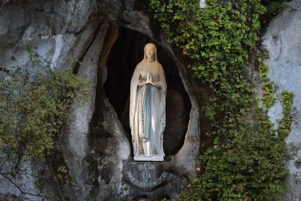 Estátua da Virgem Maria, dentro da caverna de Massabielle, onde a Virgem Maria teria aparecido a Bernadette Soubirous, no Santuário de Nossa Senhora, em 5 de novembro de 2019.