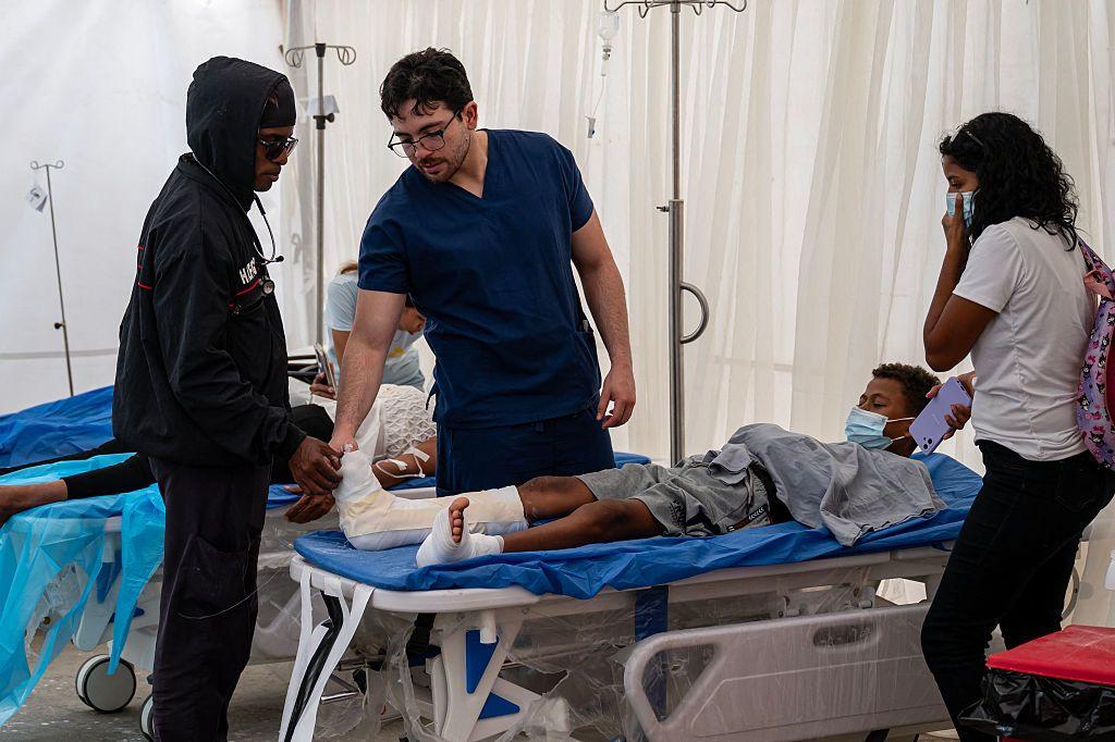 Médico revisa a paciente en Catia La Mar