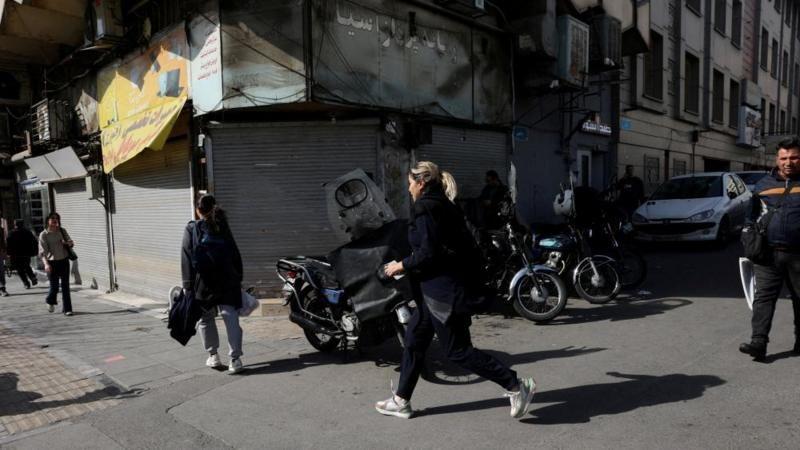 Moradores de Teer&atilde; correm para se proteger durante ataque dos Estados Unidos e de Israel