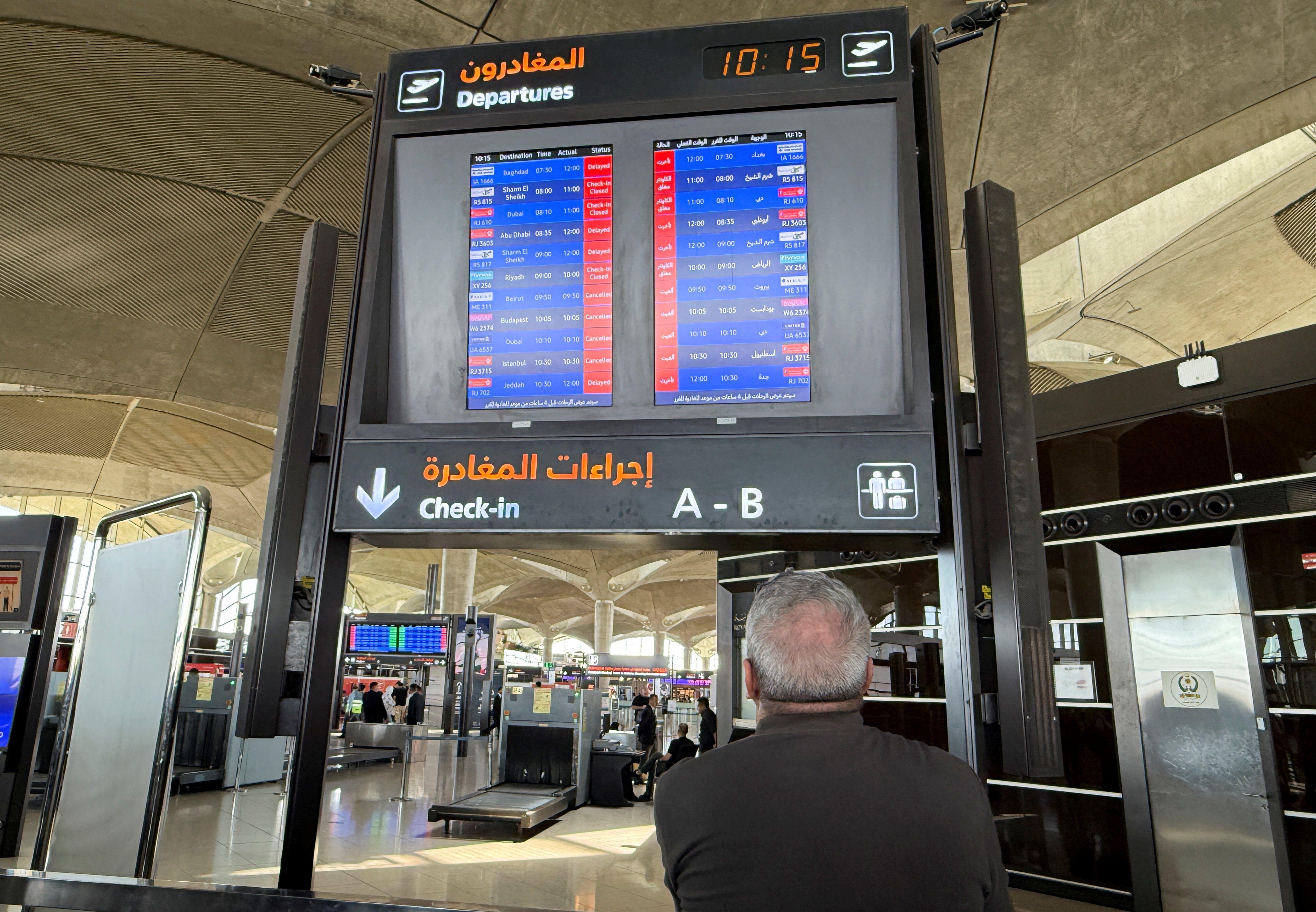 في مطار الملكة علياء الدولي بعمّان، شاشات الرحلات تُظهر قائمة بالرحلات الملغاة والمتأخرة