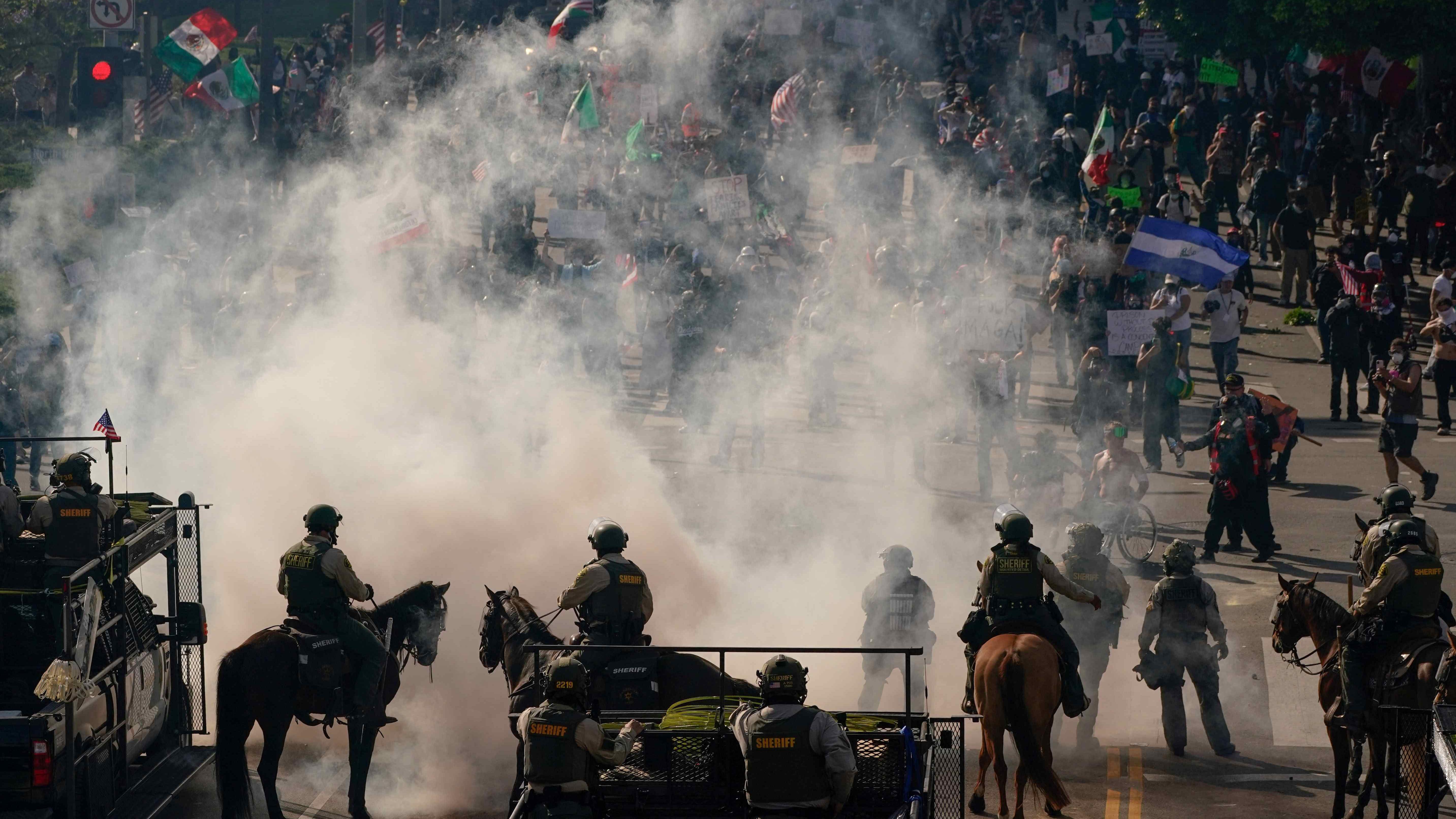 Manifestantes e policiais em rua de Los Angeles 