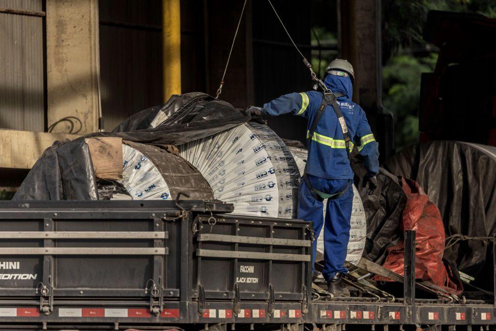 Um oper&aacute;rio carrega vergalh&otilde;es de a&ccedil;o em um caminh&atilde;o do lado de fora da usina sider&uacute;rgica da Companhia Sider&uacute;rgica Nacional (CSN) em Volta Redonda, estado do Rio de Janeiro, Brasil, na ter&ccedil;a-feira, 11 de fevereiro de 2025.