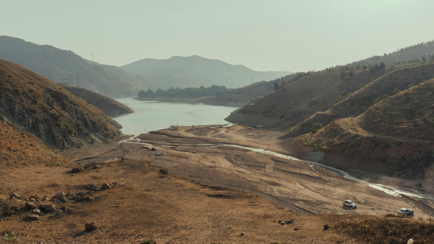 صورة تظهر انخفاض منسوب المياه في خزان سدّ لَتيان