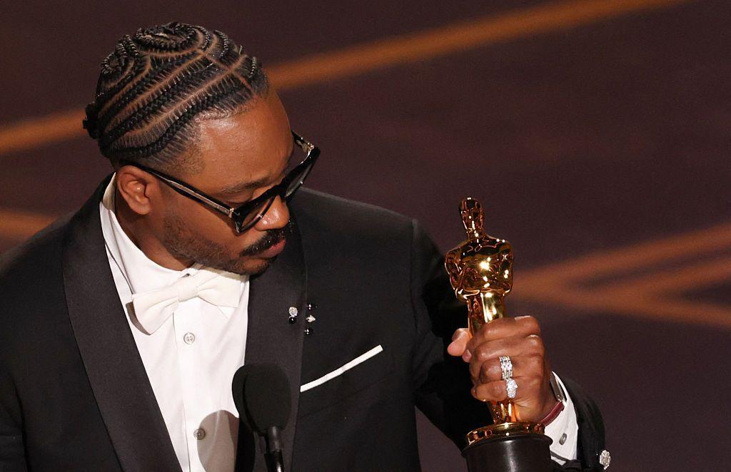 El director de cine y productor estadounidense Ryan Coogler acepta el premio a Mejor Guion Original por "Sinners" en el escenario durante la 98ª entrega anual de los Premios de la Academia en el Dolby Theatre en Hollywood, California, el 15 de marzo de 2026. (Foto de Patrick T. Fallon / AFP a través de Getty Images)